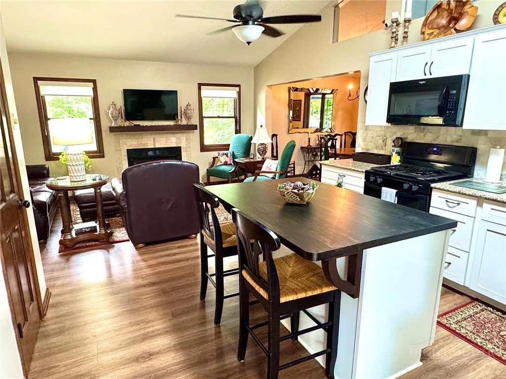 Image number 8 for the current listing