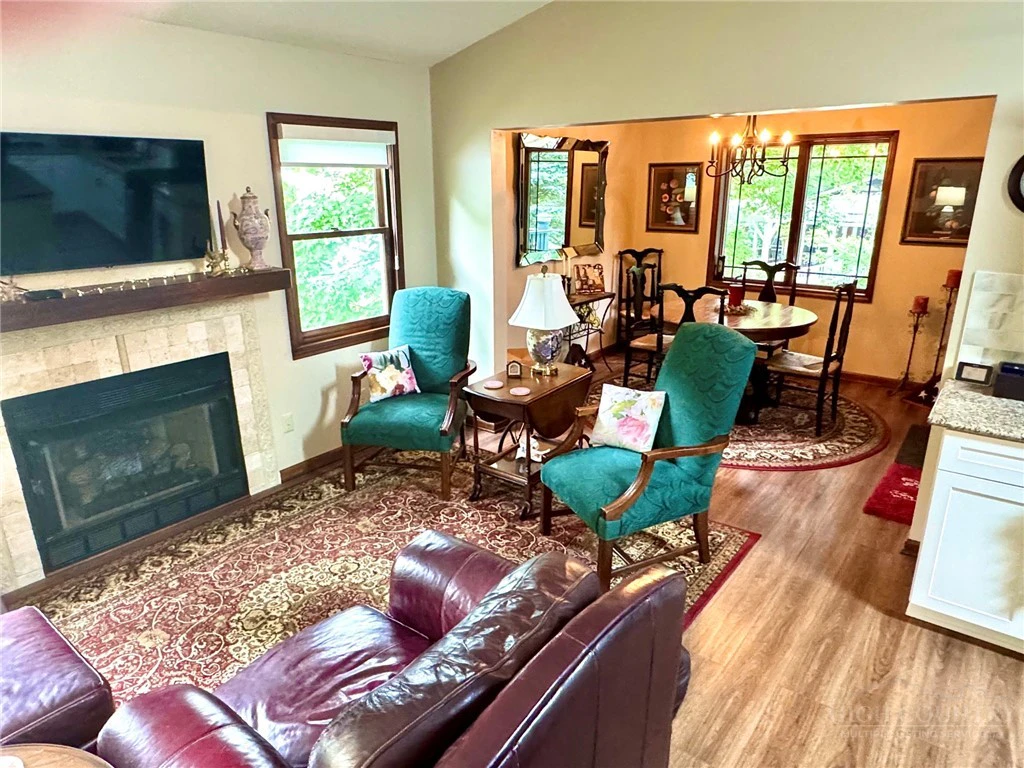 Image number 14 for the current listing