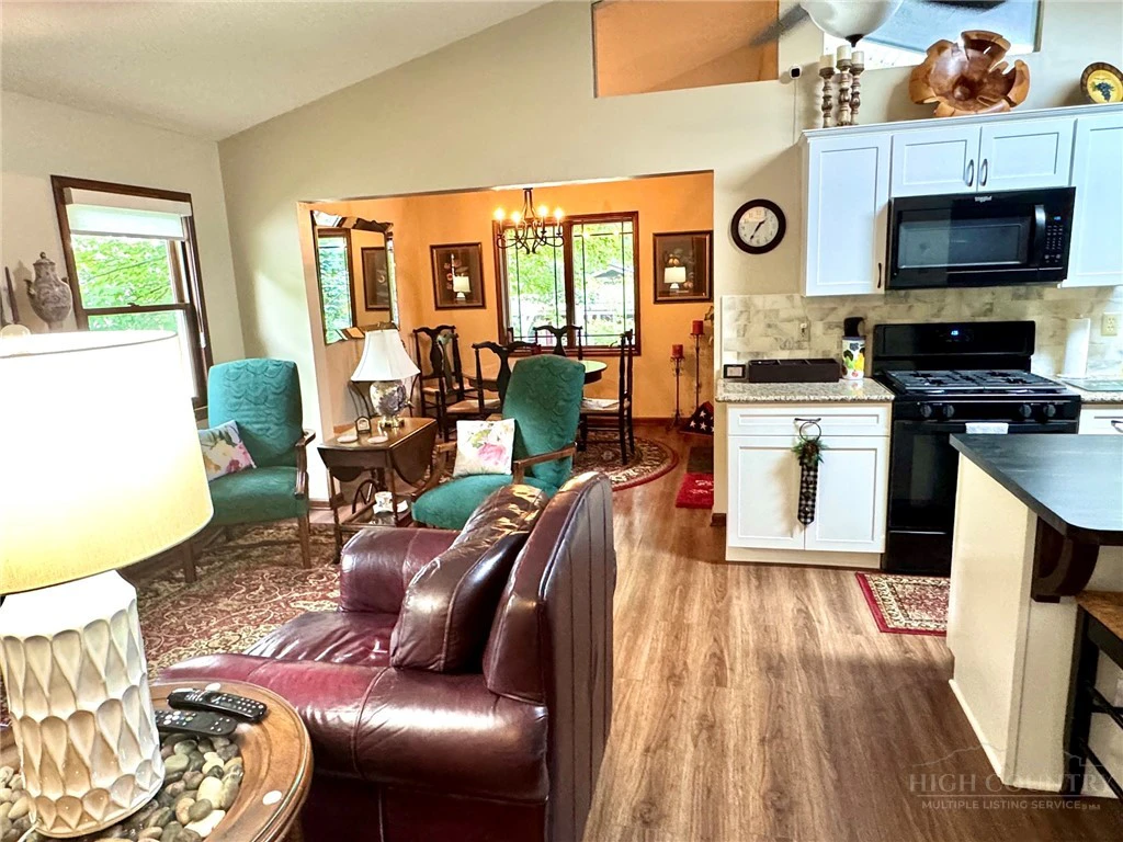 Image number 15 for the current listing
