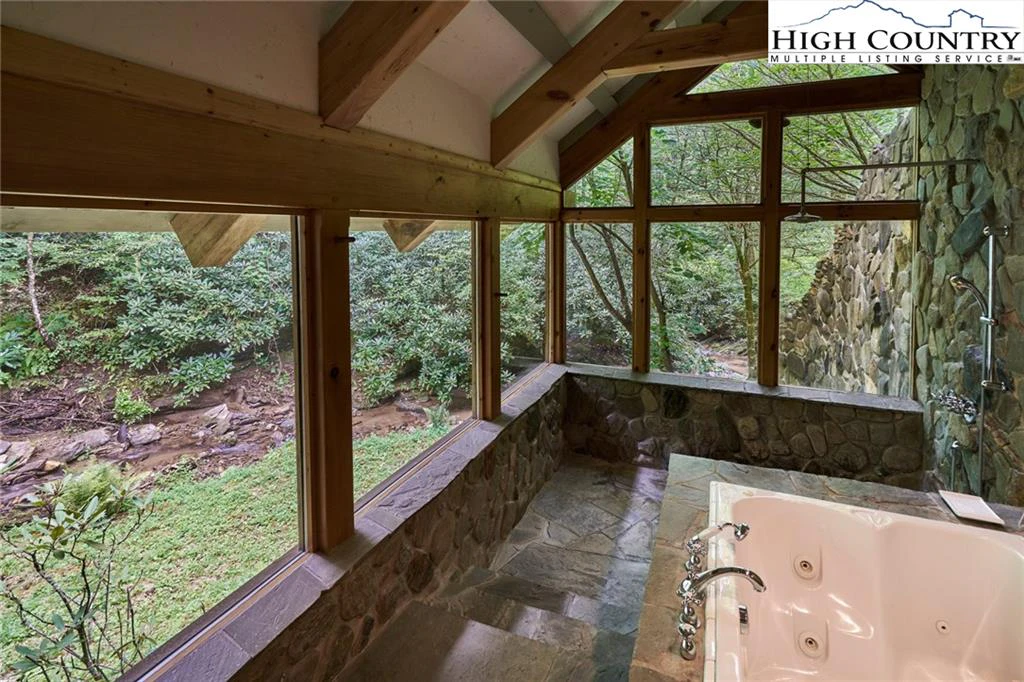 Image number 4 for the current listing