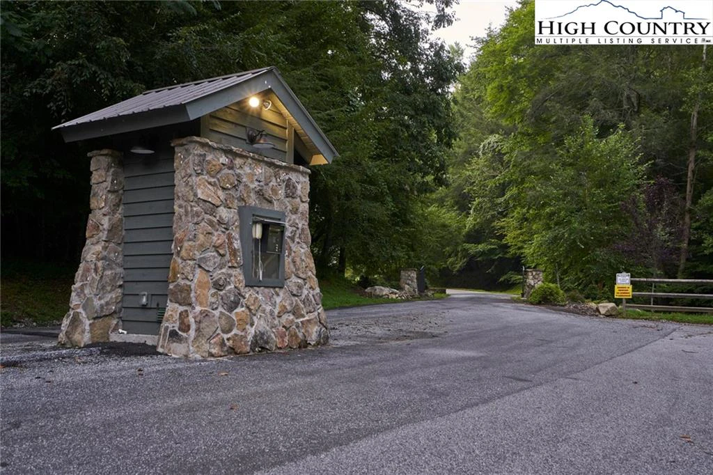 Image number 14 for the current listing