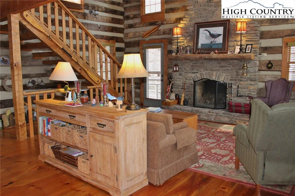 Image number 4 for the current listing