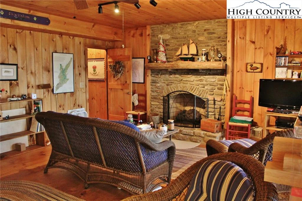 Image number 10 for the current listing