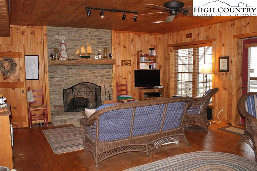 Image number 2 for the current listing