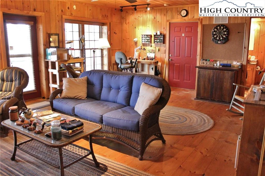 Image number 14 for the current listing