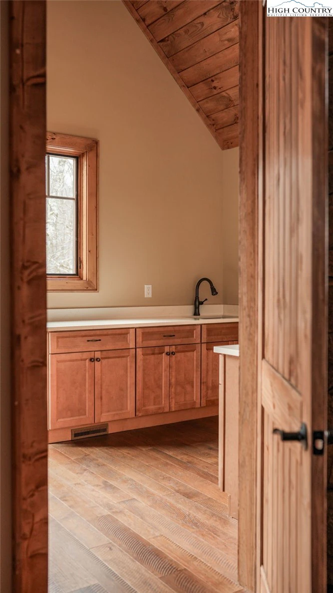 Image number 15 for the current listing