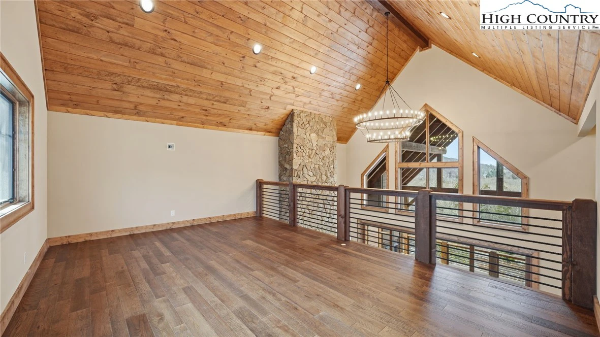 Image number 19 for the current listing