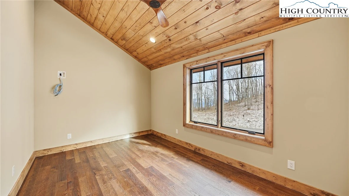 Image number 21 for the current listing