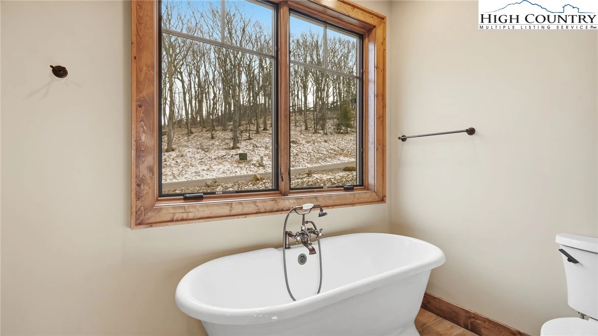 Image number 11 for the current listing