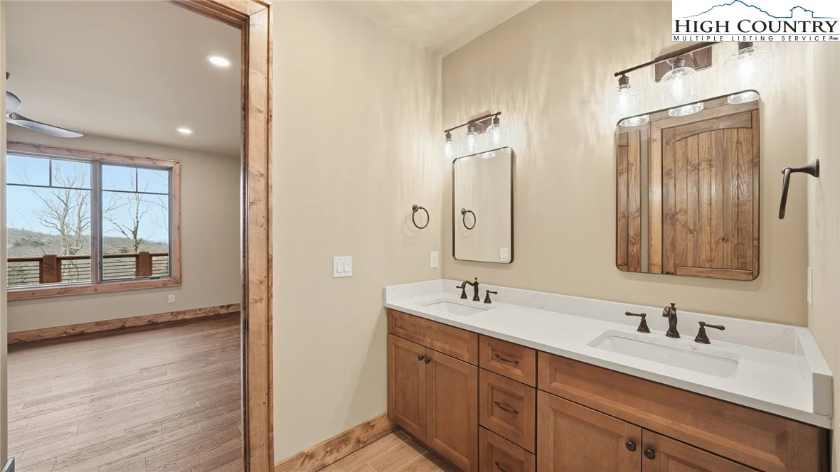 Image number 9 for the current listing