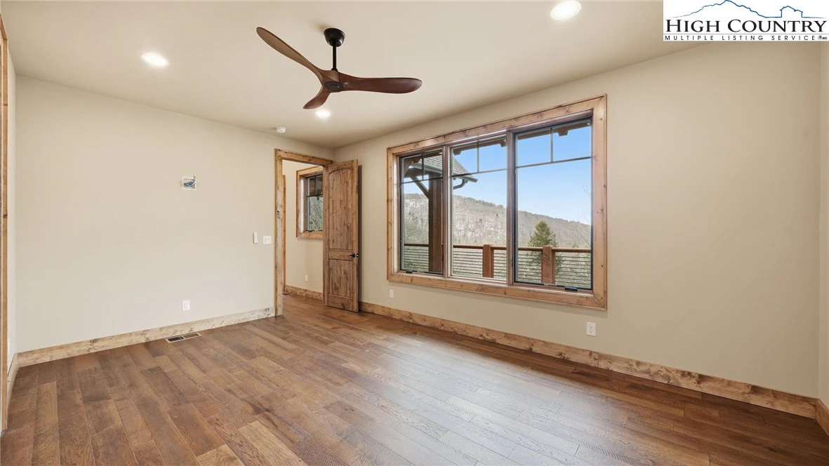 Image number 6 for the current listing