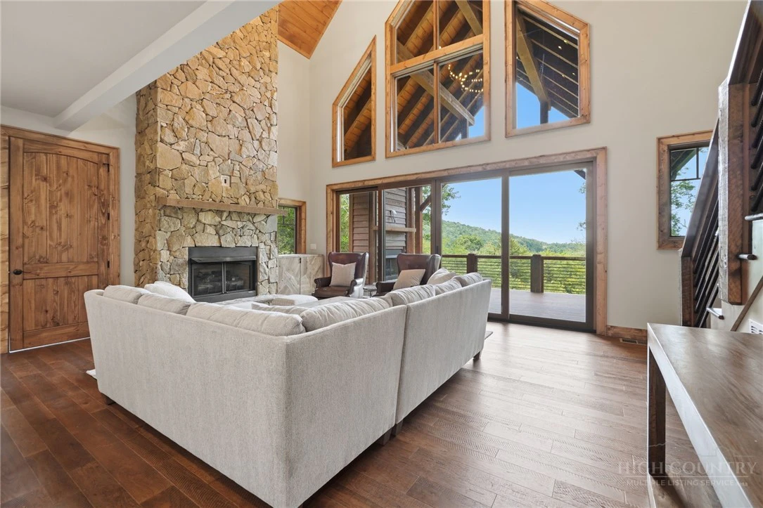 Image number 17 for the current listing