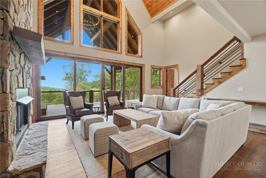 Image number 19 for the current listing