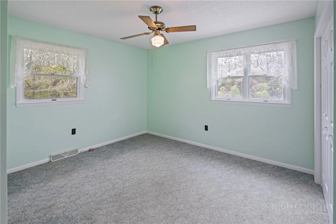 Image number 13 for the current listing
