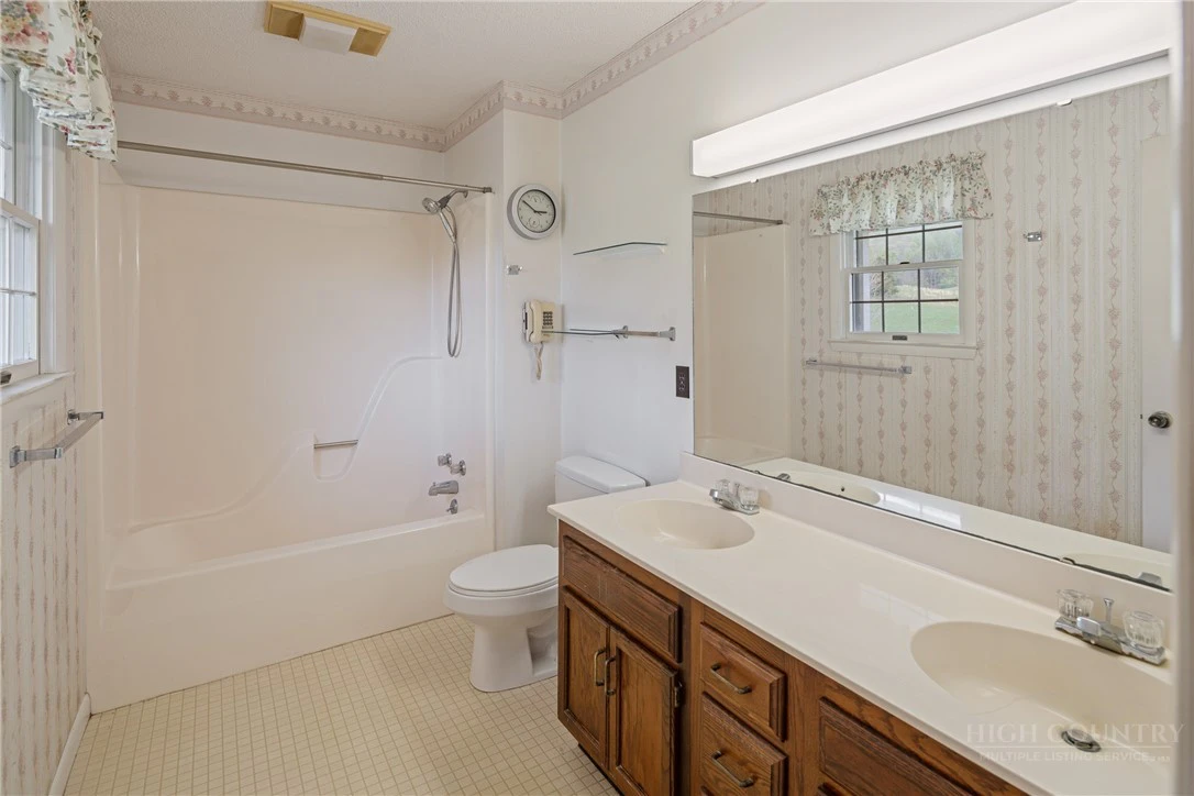 Image number 18 for the current listing