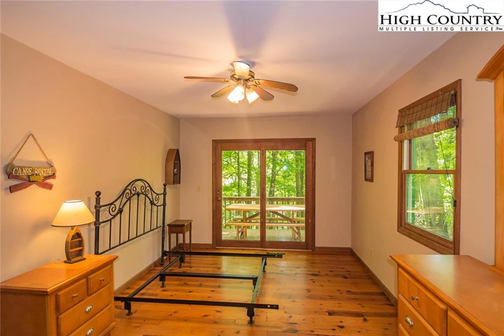 Image number 5 for the current listing