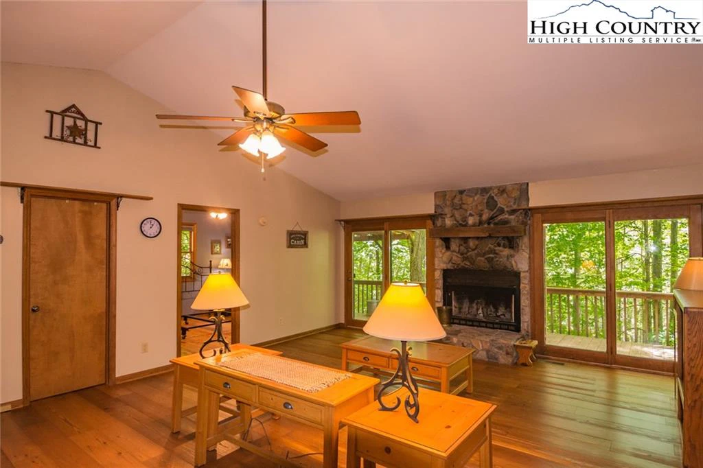 Image number 20 for the current listing
