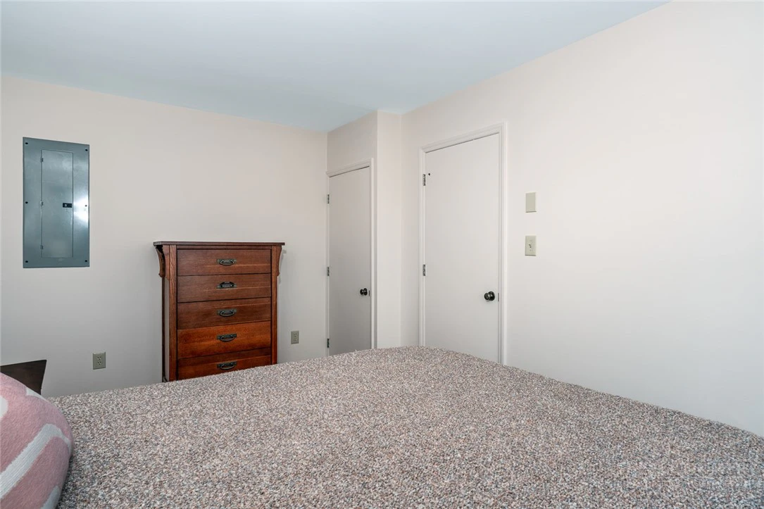Image number 4 for the current listing