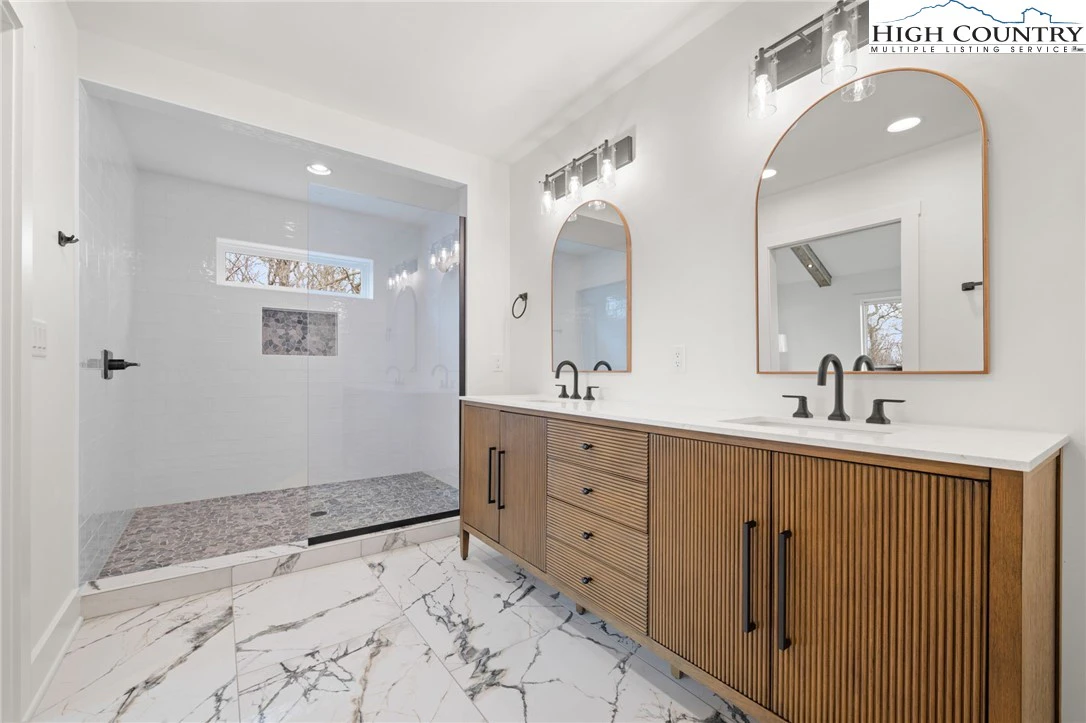 Image number 2 for the current listing