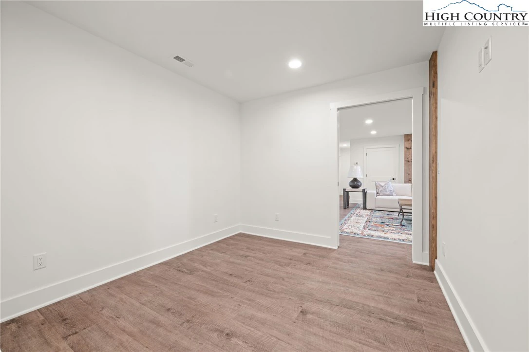 Image number 11 for the current listing