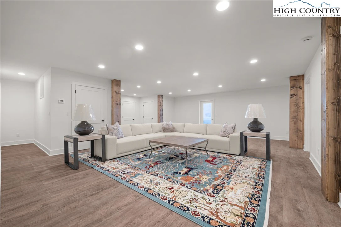Image number 12 for the current listing