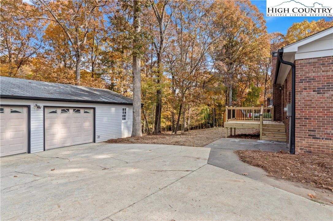 Image number 16 for the current listing