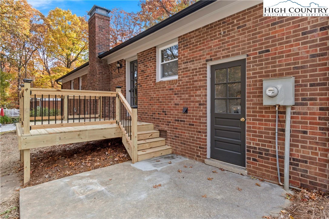 Image number 17 for the current listing
