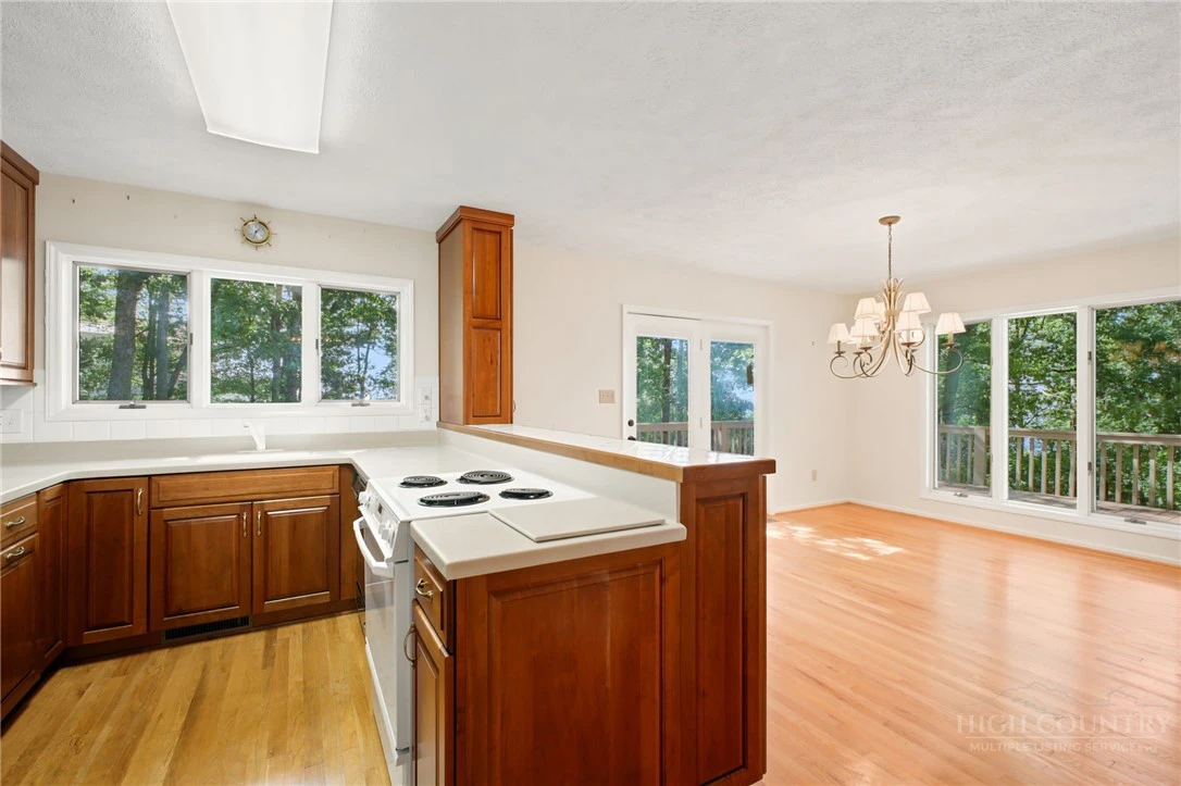 Image number 13 for the current listing