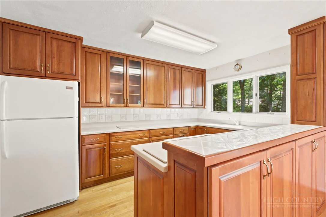 Image number 11 for the current listing