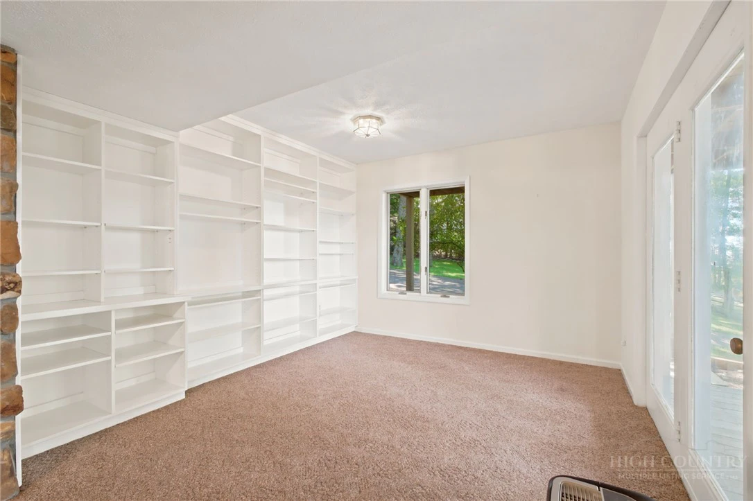 Image number 19 for the current listing