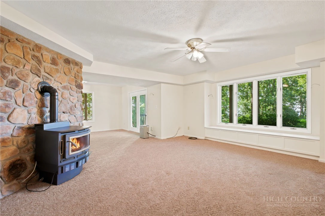 Image number 17 for the current listing