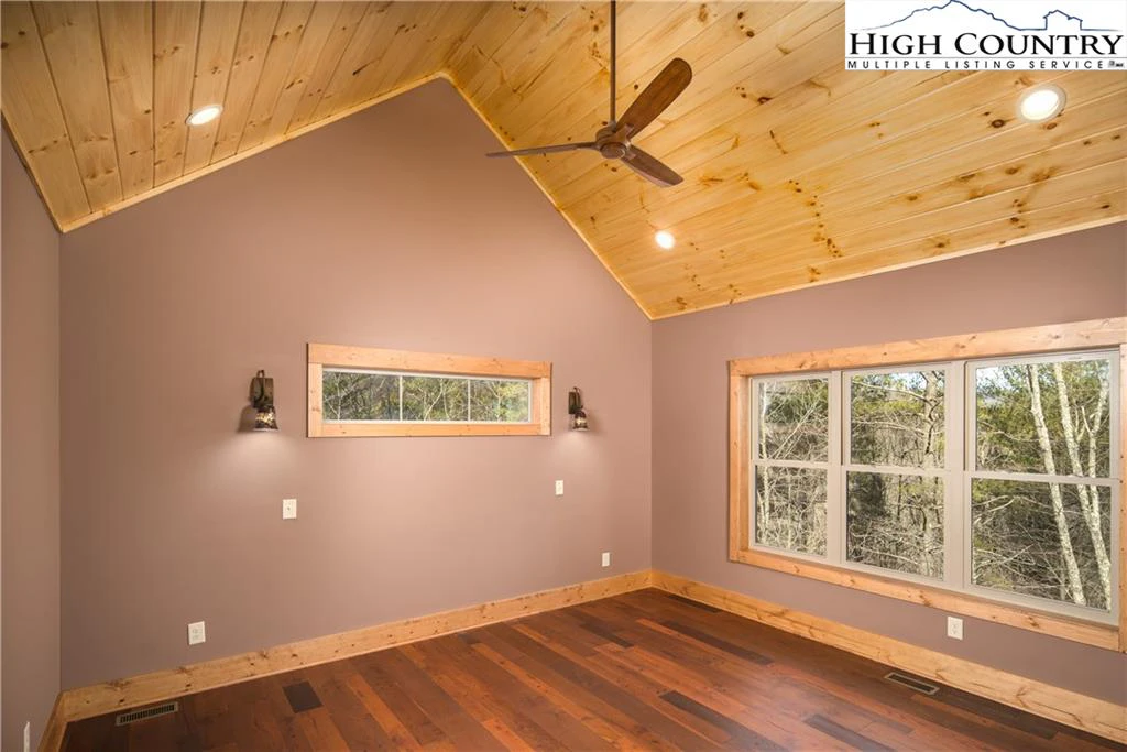 Image number 5 for the current listing