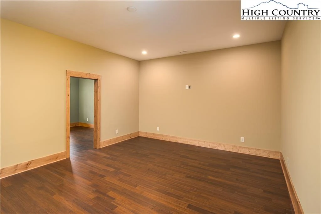 Image number 2 for the current listing