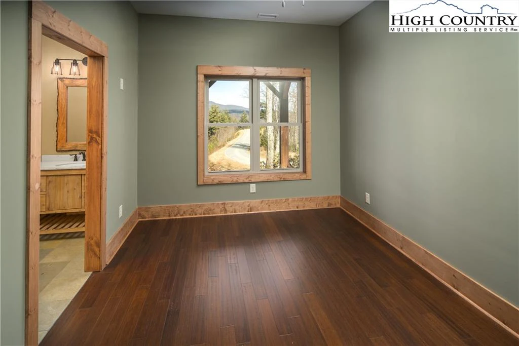 Image number 13 for the current listing