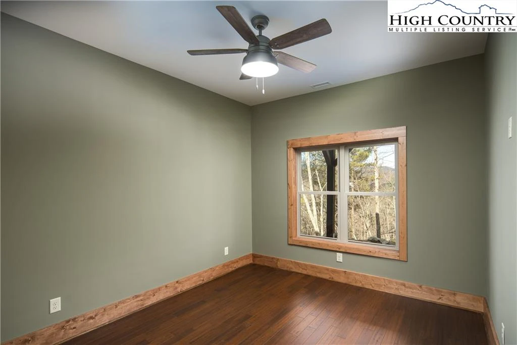 Image number 15 for the current listing
