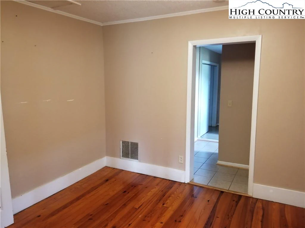 Image number 16 for the current listing