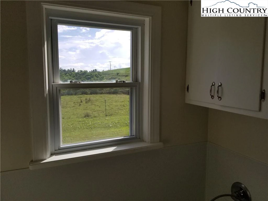 Image number 9 for the current listing