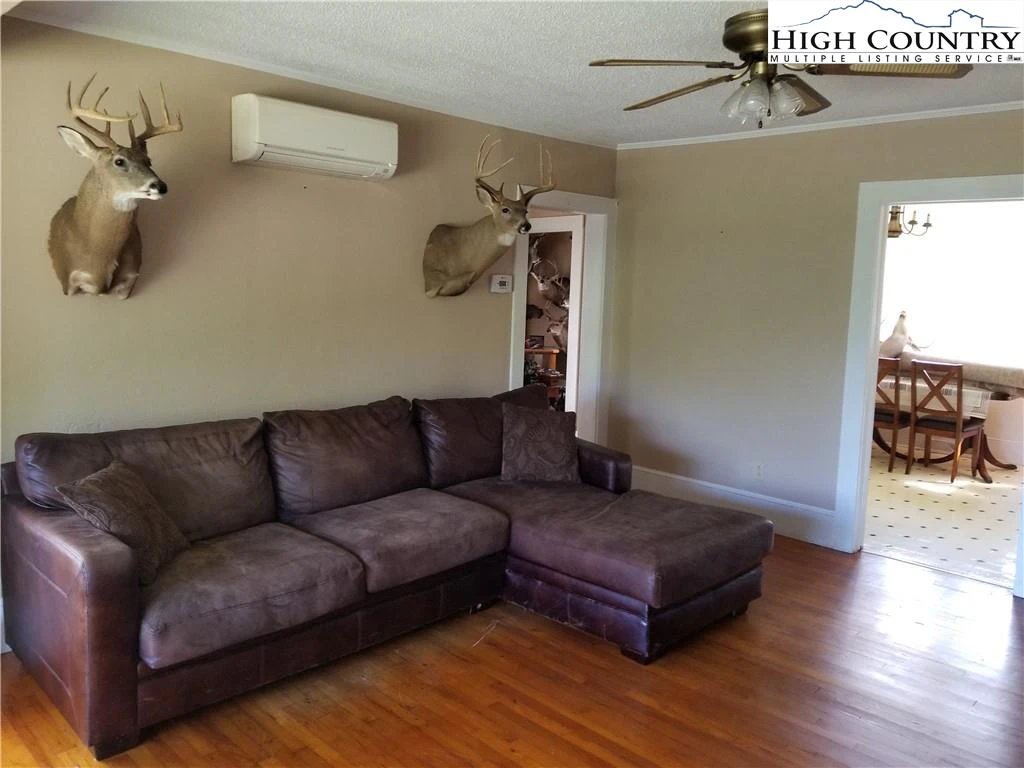 Image number 19 for the current listing
