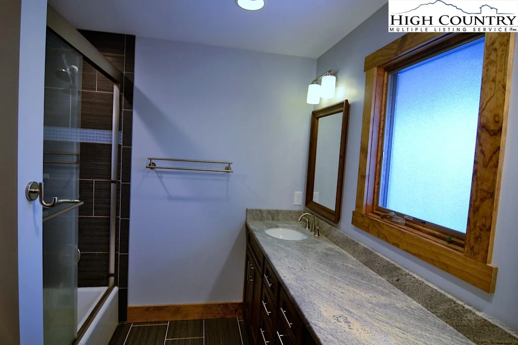 Image number 3 for the current listing
