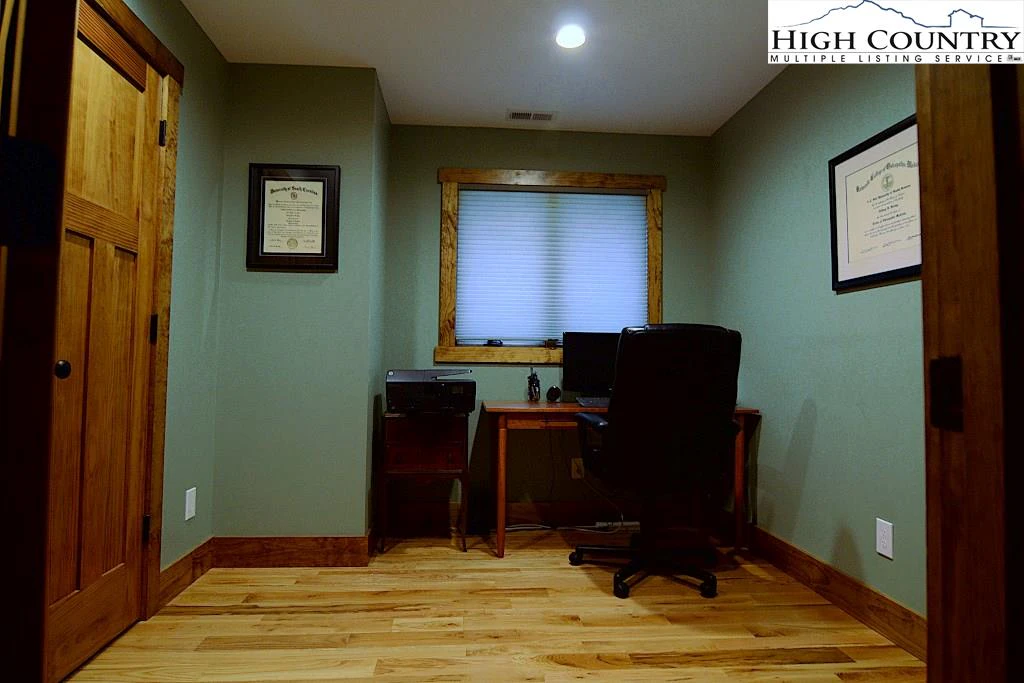 Image number 4 for the current listing