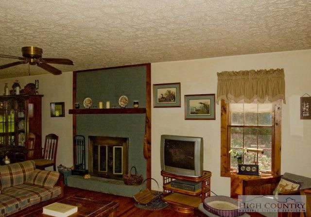 Image number 3 for the current listing