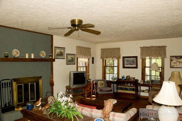 Image number 7 for the current listing