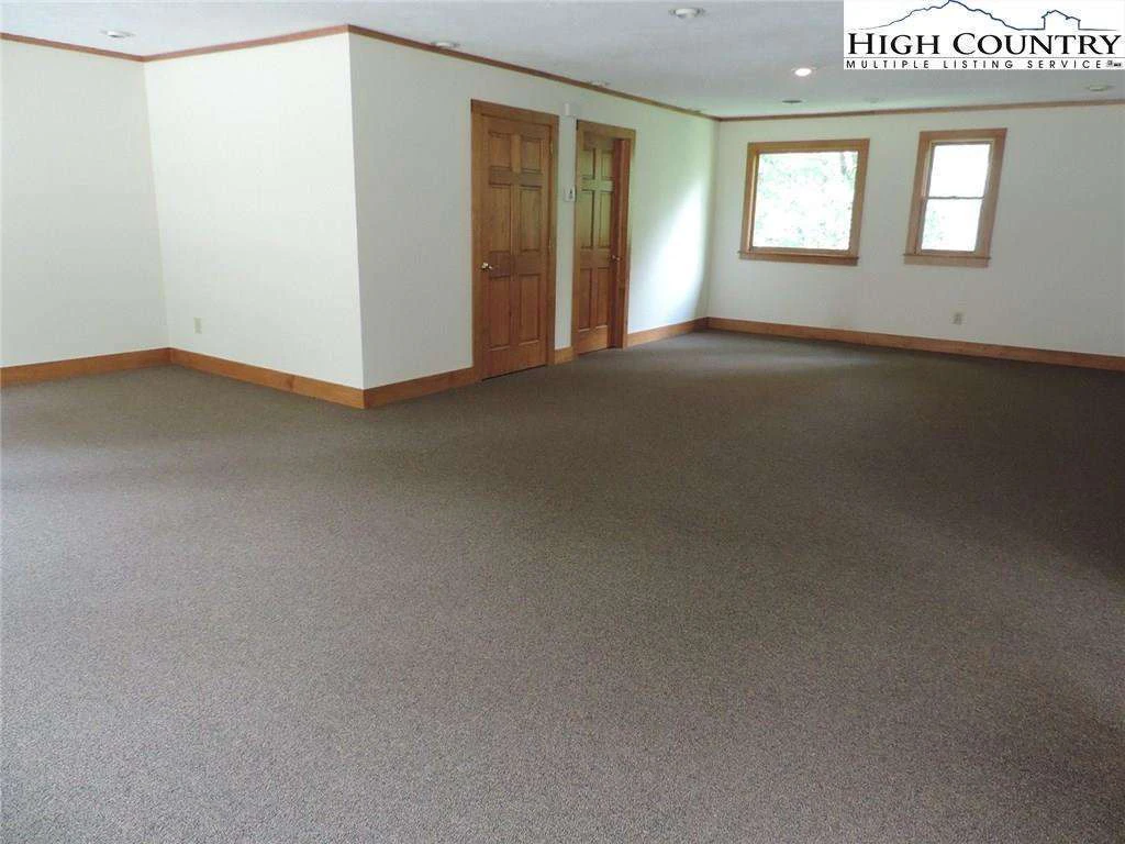 Image number 5 for the current listing