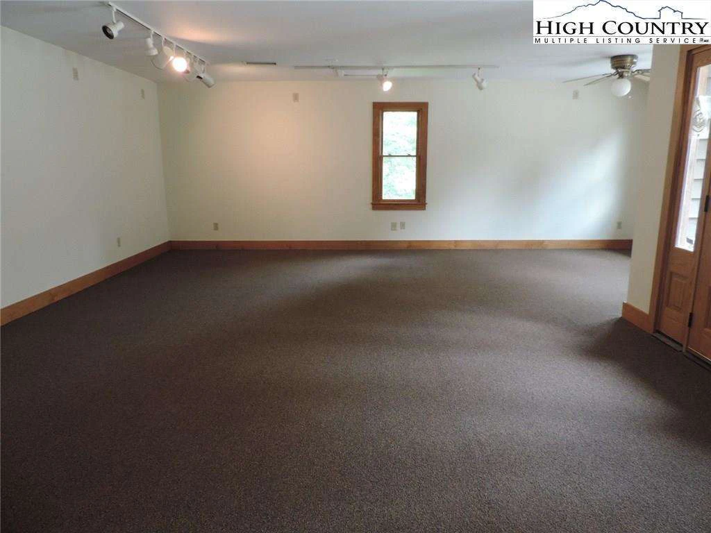 Image number 8 for the current listing
