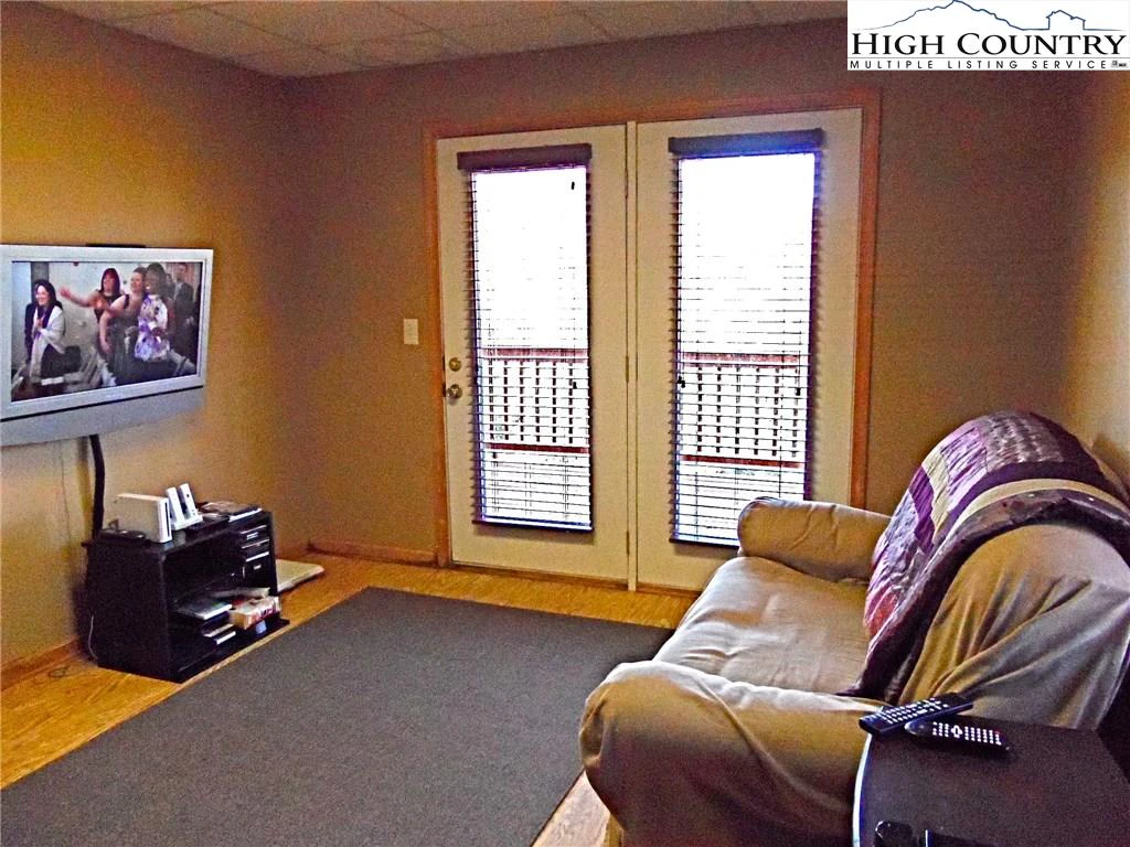 Image number 7 for the current listing