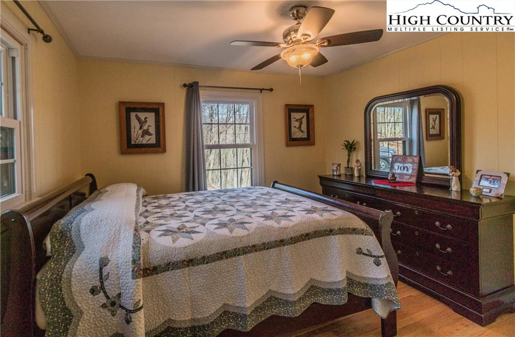 Image number 11 for the current listing
