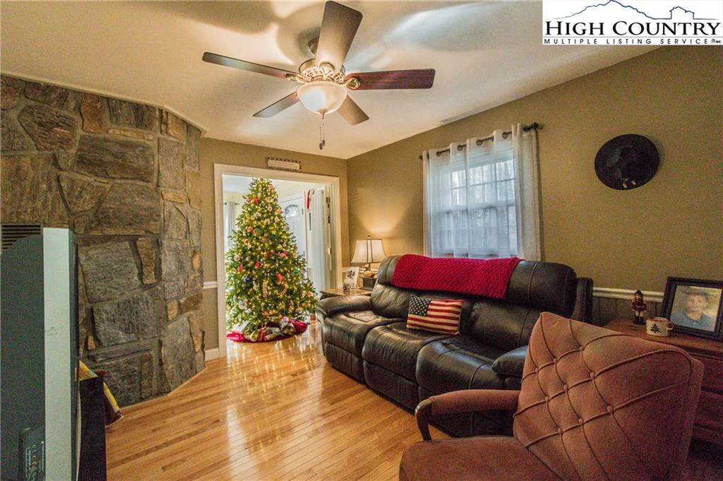 Image number 3 for the current listing