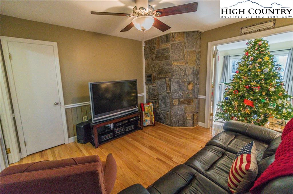 Image number 4 for the current listing