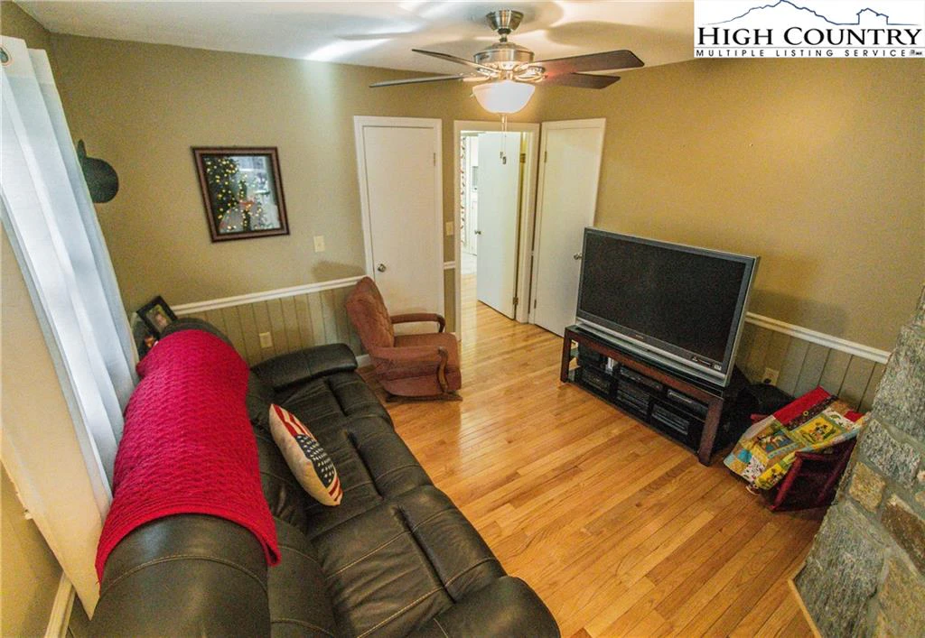 Image number 5 for the current listing