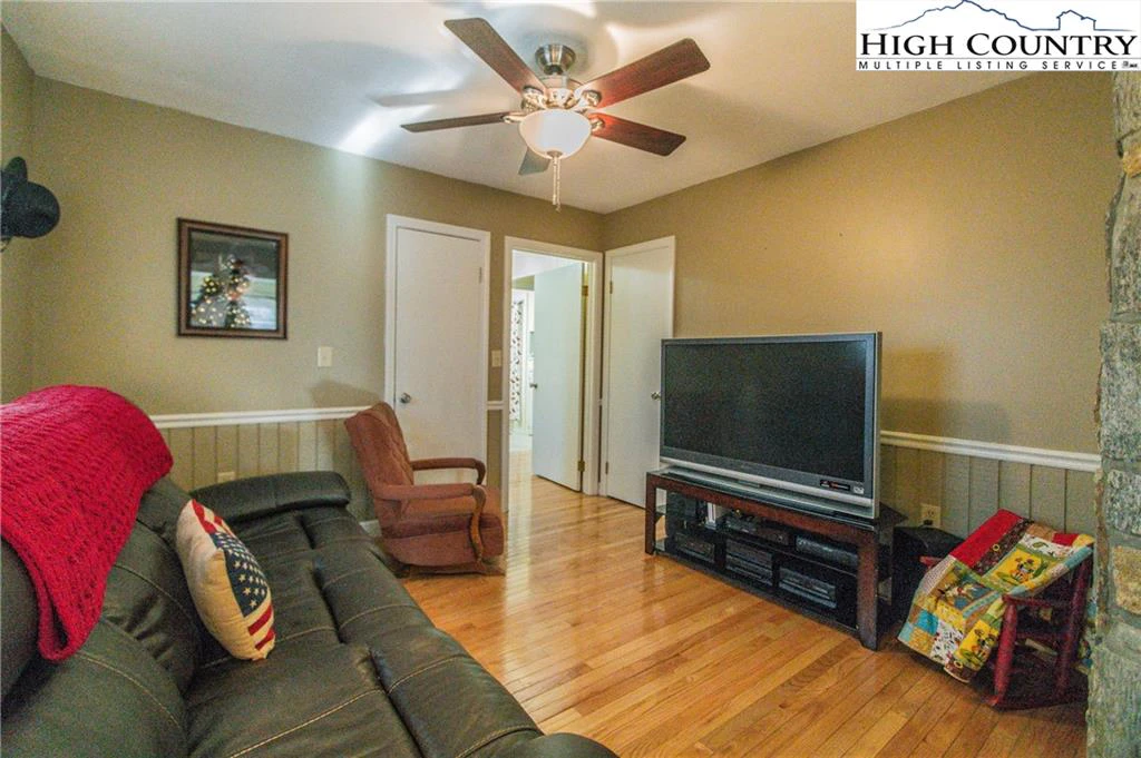 Image number 6 for the current listing